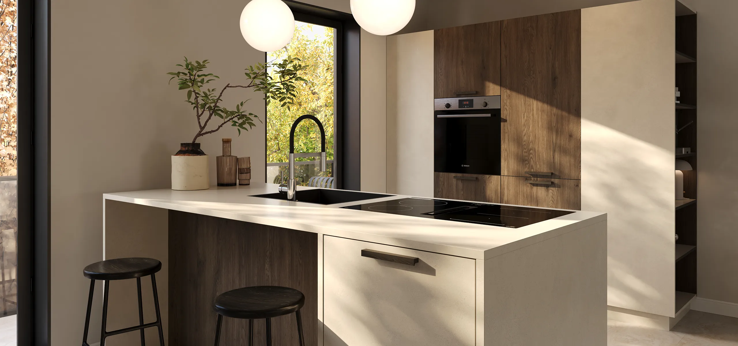 Helle, moderne Küche mit Kochinsel in Steinoptik, zwei schwarzen Barhockern und runden Pendelleuchten; schwarze Fensterrahmen mit Blick ins Grüne, Hochschrankwand in Holz und Beige mit integriertem Backofen sowie offenes Regal und Zimmerpflanze.